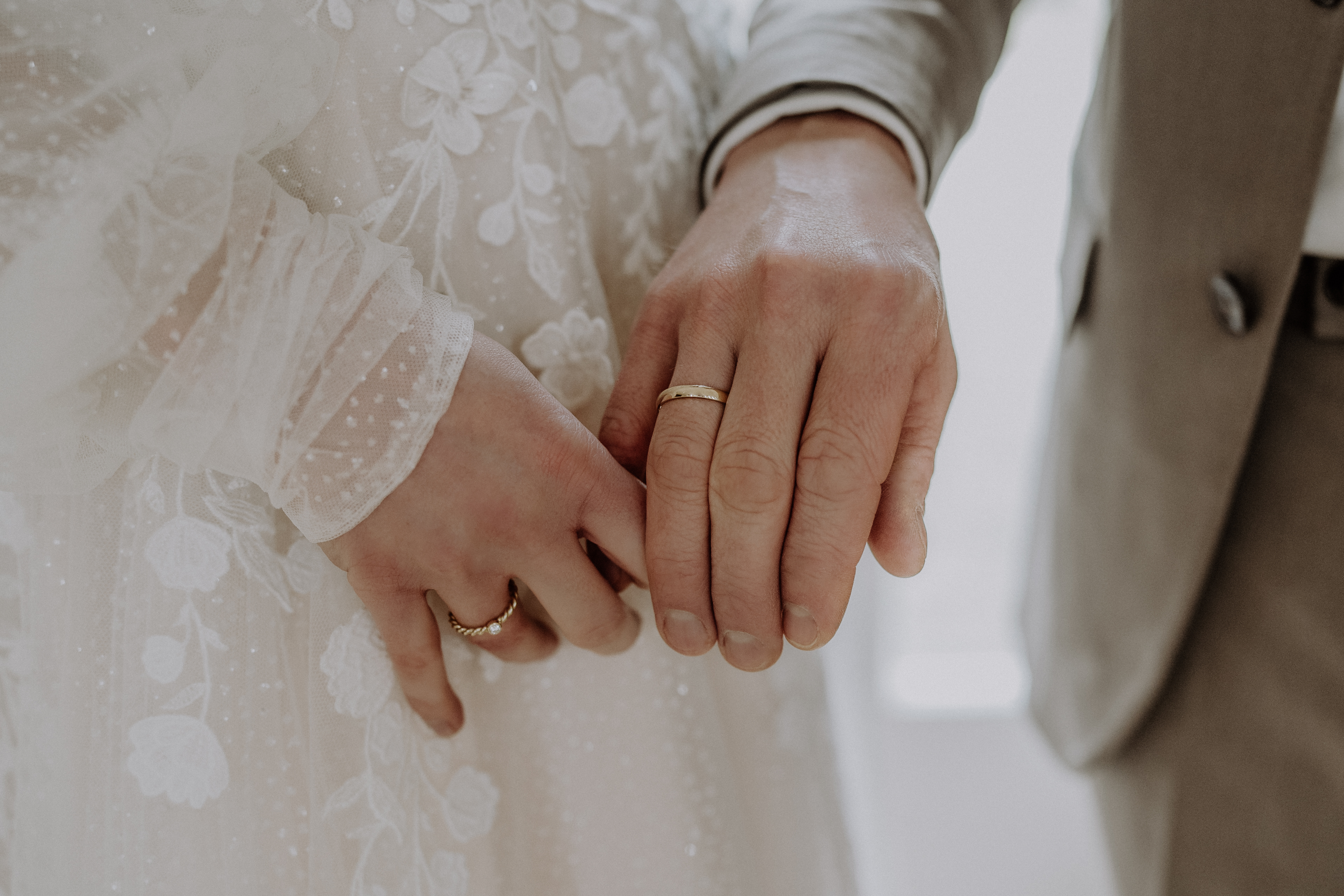 Hände von Hochzeitspaar, mit goldenen Ringen an den Ringfingern