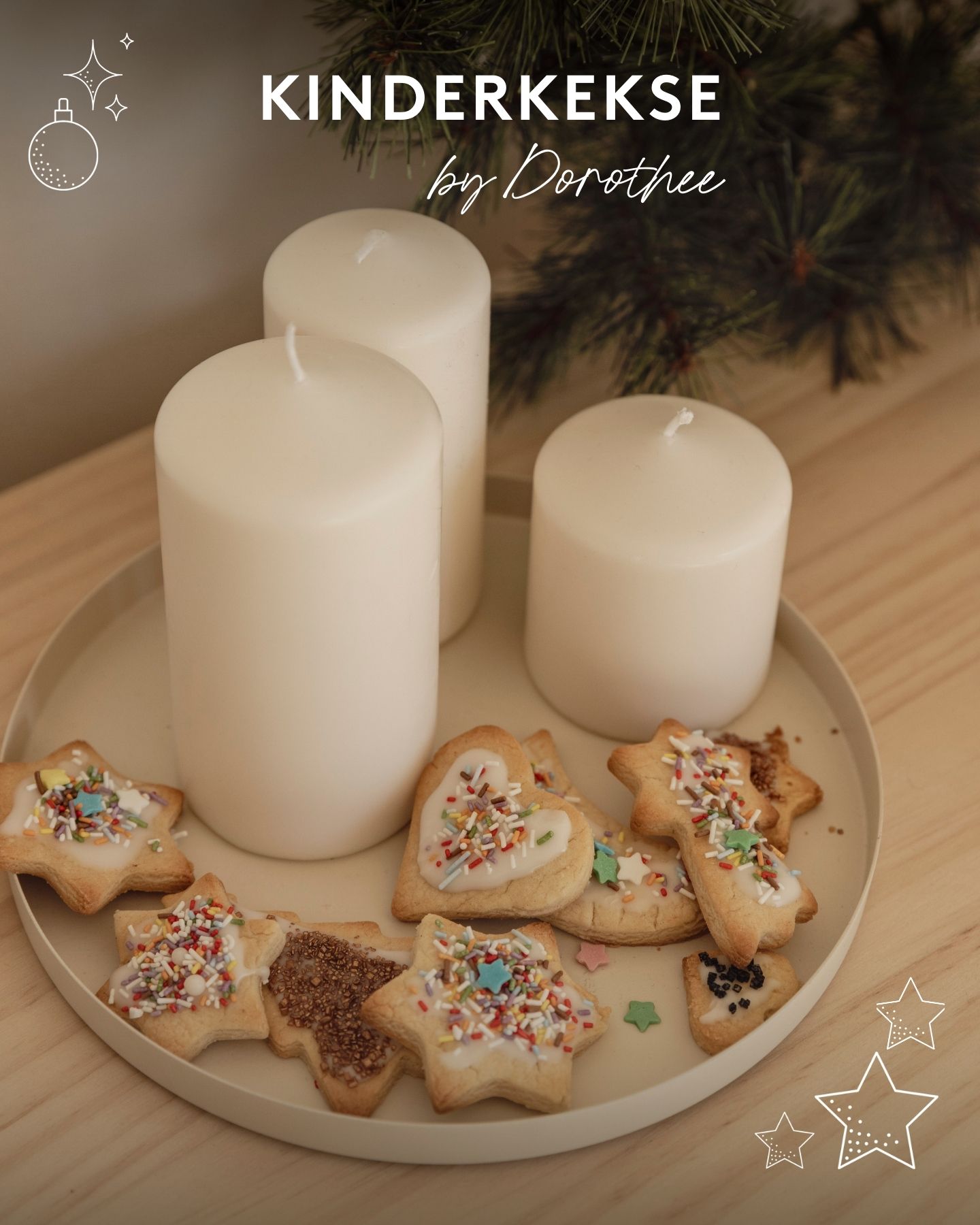 Bunt verzierte Weihnachtsplätzchen auf einem runden Tablett mit drei Stumpenkerzen