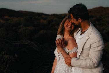 Glückliches Hochzeitspaar in Hochzeitskleidung  in der Natur  