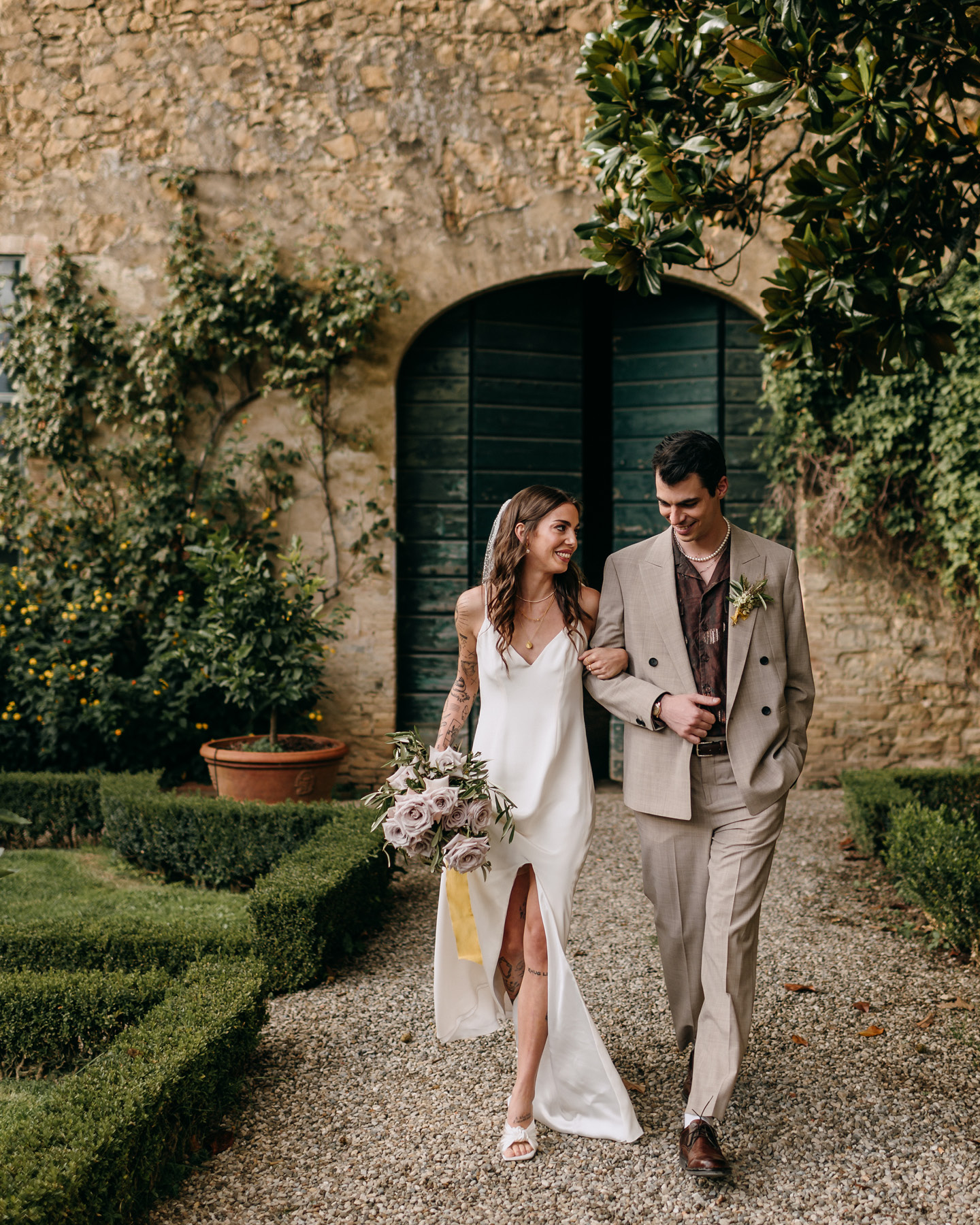 Elegantes Hochzeitspaar nach der Trauung im Freuen