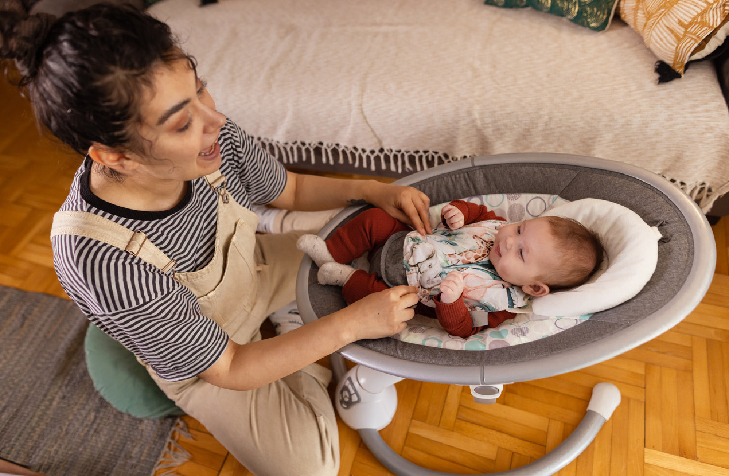 Mutter singt ihrem lächelnden Baby ein Kinderlied vor