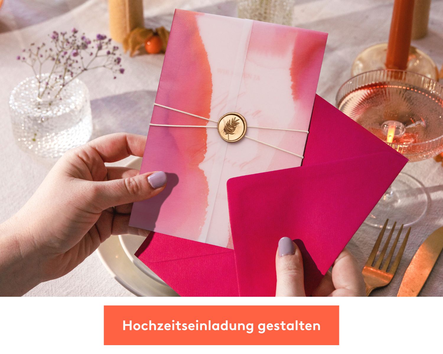 Weibliche Hand hält Hochzeitseinladung mit Wachssiegel und Umschlag in der Hand