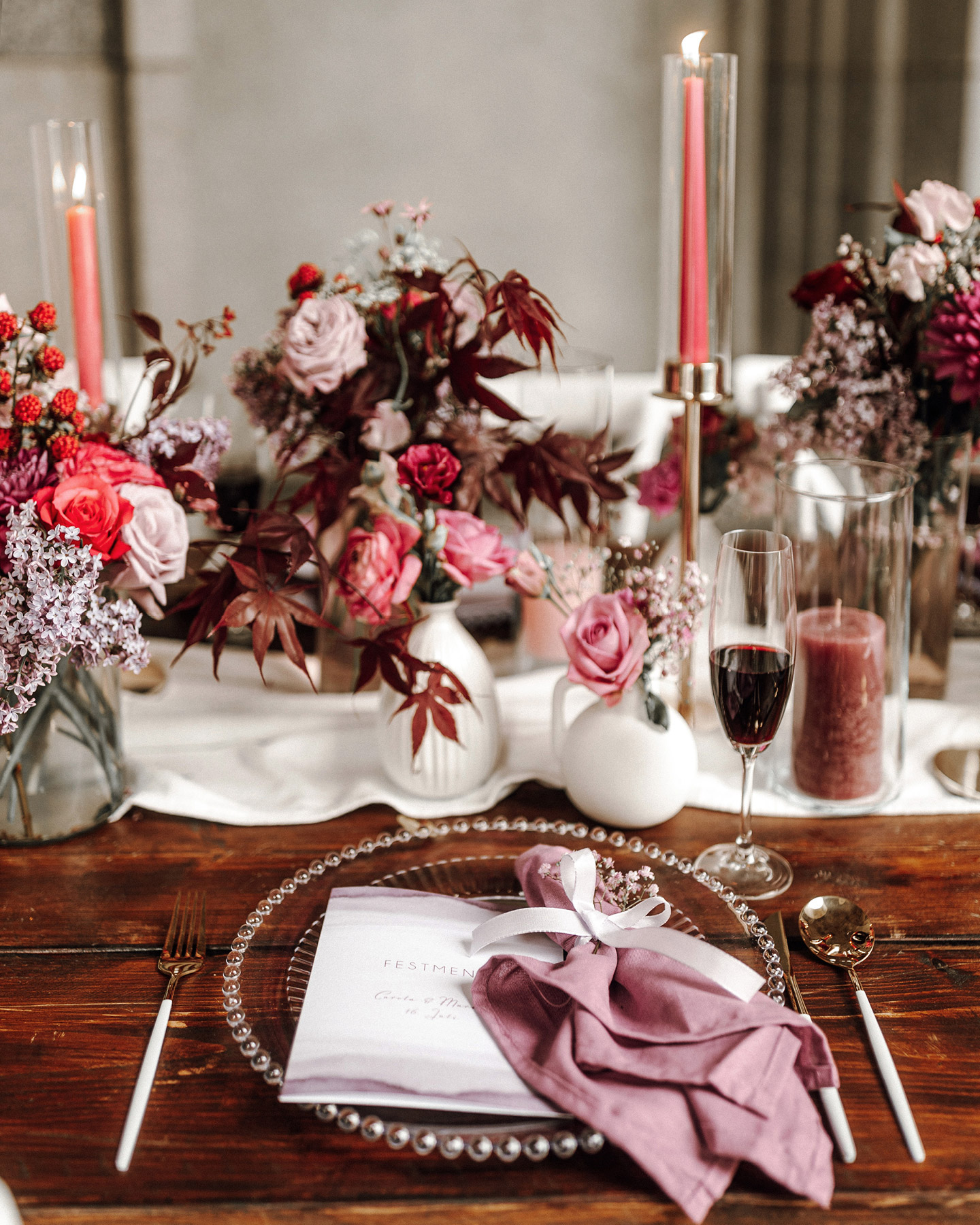 In verschiedenen Rosétönen gedeckter Hochzeitstisch (Bildausschnitt)