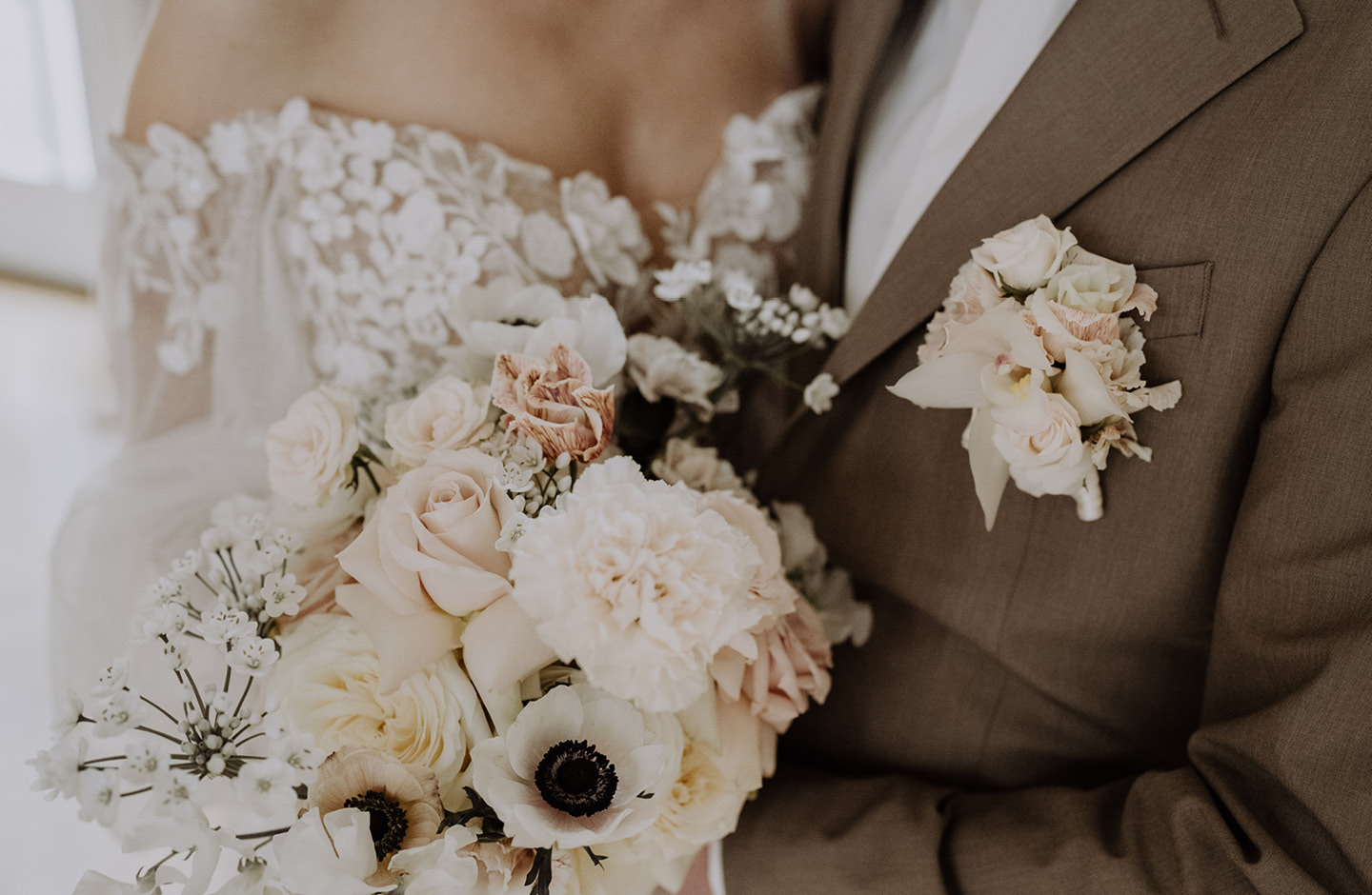 Bildausschnitt Hochzeitspaar mit Brautstrauß in Pastelltönen