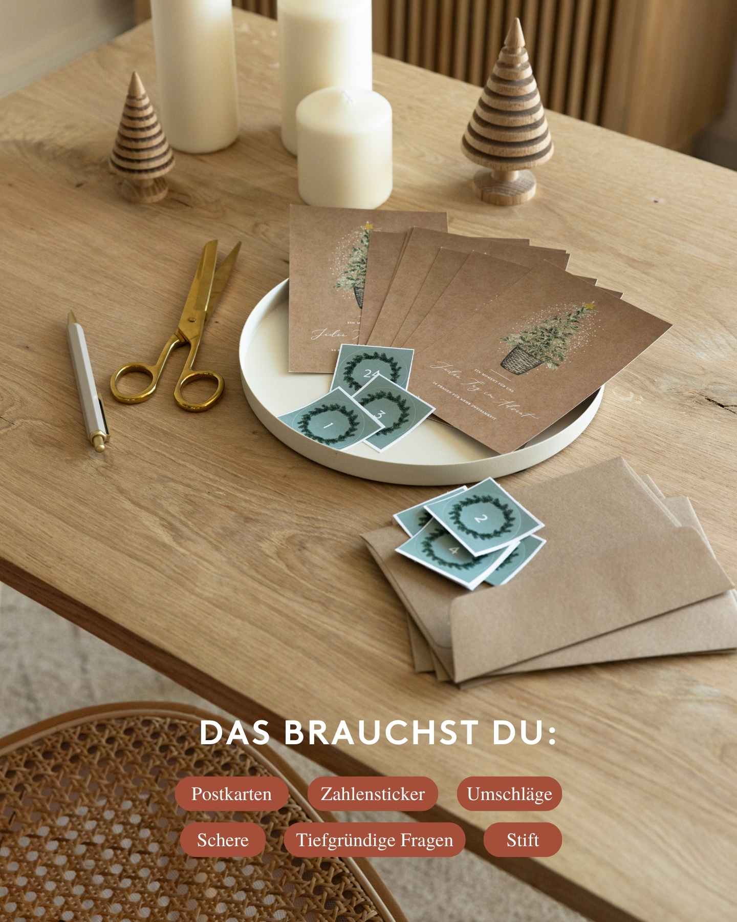 Materialien für selbst gebastelten Adventskalender für Partner liegt auf einem Holztisch