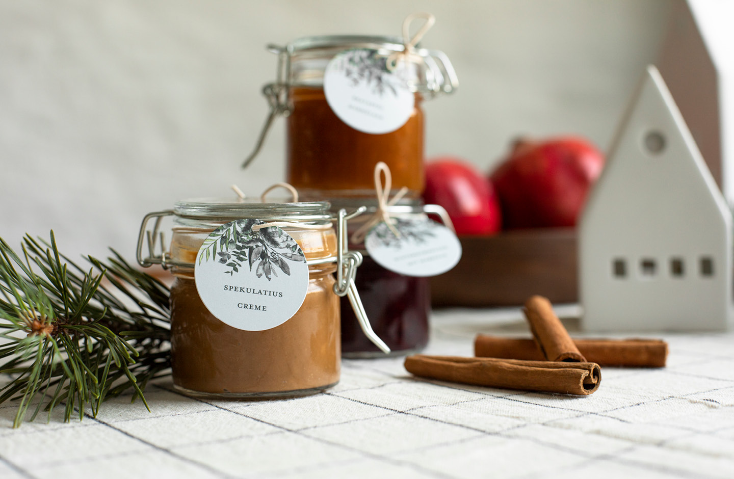 Weckgläser mit selbst gemachter Marmelade und Spekulatiuscreme