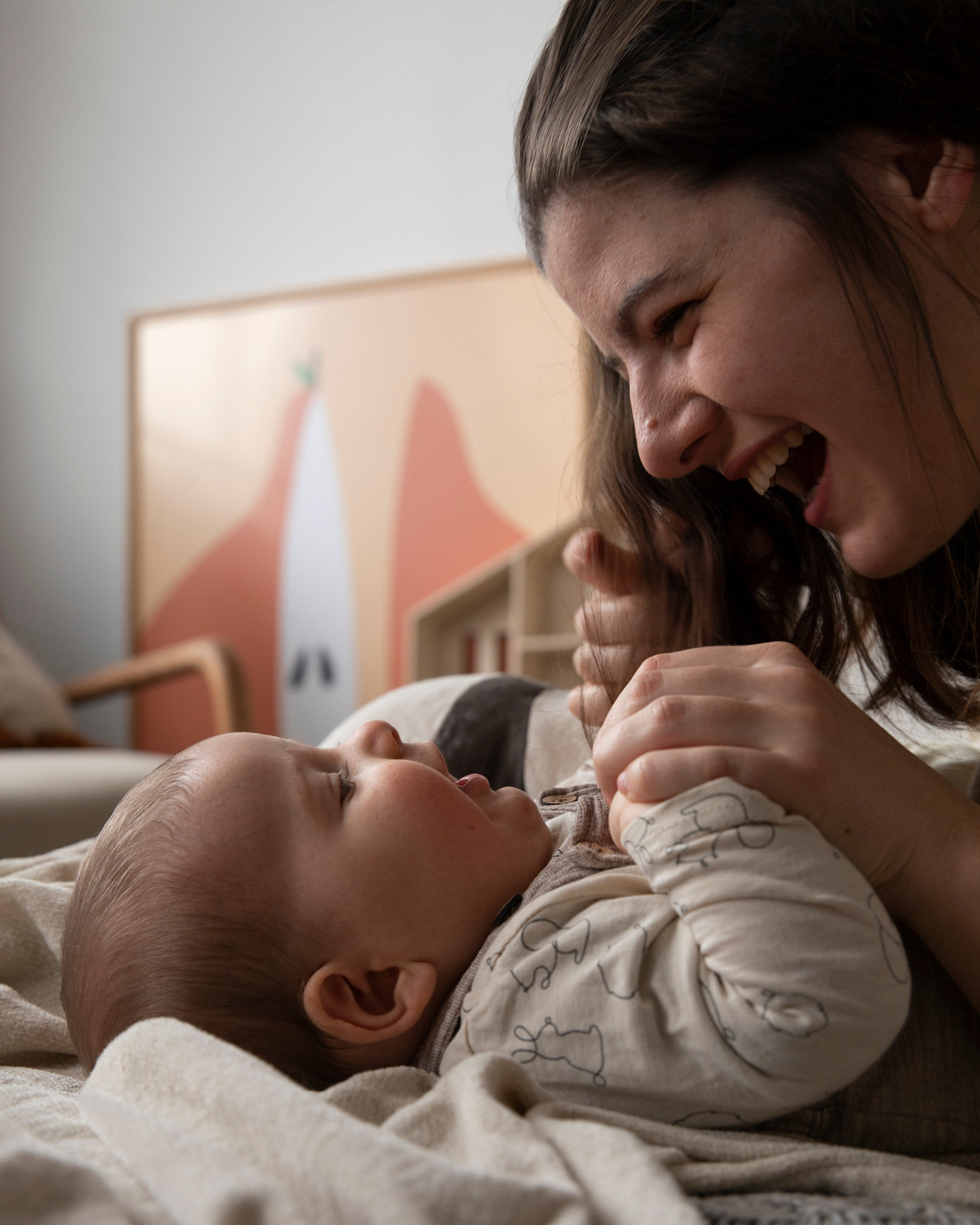 Mutter singt ihrem Baby einen lustigen Reim vor