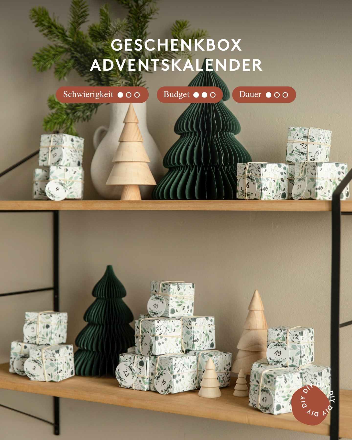 Auf einem Regal steht ein Adventskalender aus Papierboxen mit Greenery Illustrtionen.