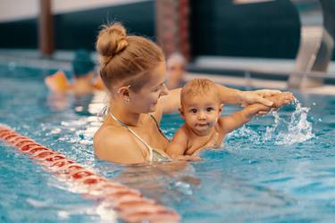 Mama und Baby beim Babyschwimmen